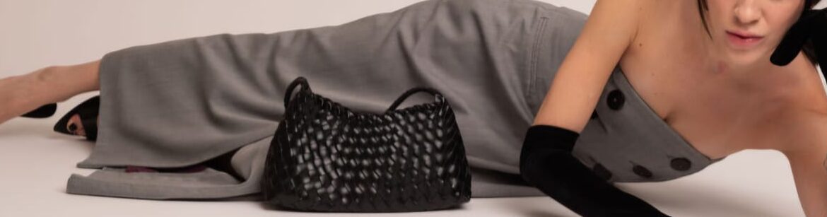 Cinto de couro sintético na cor preta e com detalhes dourados.