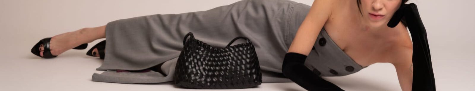 Cinto de couro sintético na cor preta e com detalhes dourados.