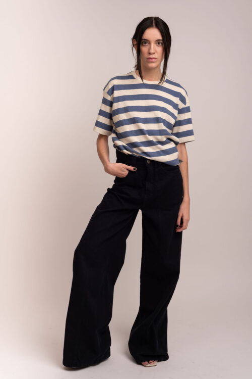 Modelo usando a Calça Victoria azul marinho.