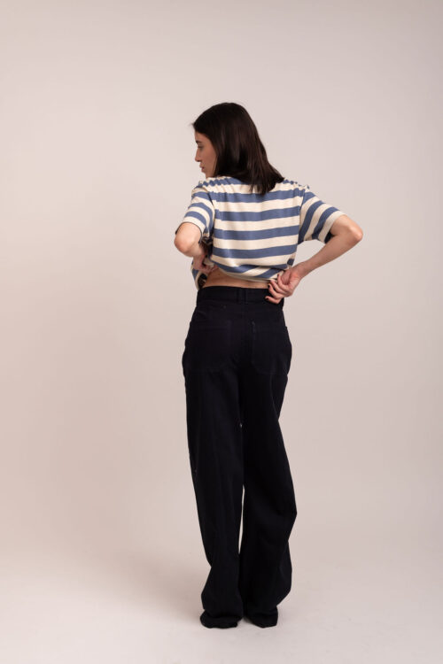 Modelo usando a Calça Victoria azul marinho.